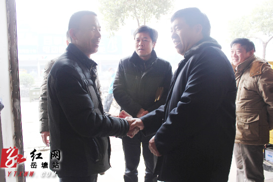 区个私协会送温暖 万余元爱心款温暖困难群众