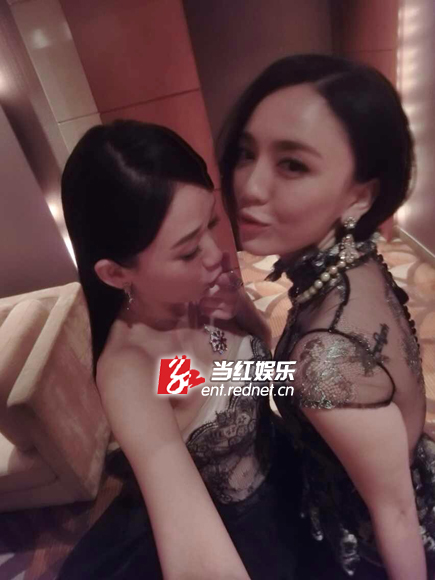陈乔恩看着吕佳容胸部