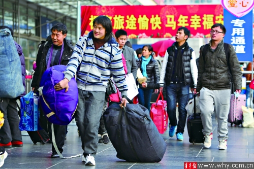 铁路上海地区昨日发送客流明显增多。青年报记者 施培琦 摄