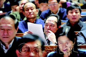 16日,山东省政协十一届二次会议召开,政协委员们认真听取大会工作报告。　本报记者　王媛　摄