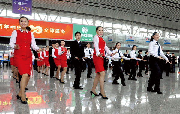 1月16日，长沙黄花机场，工作人员用一段“快闪”热舞为春运启幕。图/滚动新闻通讯员刘全