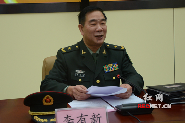 湖南省委常委、省军区政委李有新要求获晋(授)衔的同志要牢记荣誉与使命、信任与责任。