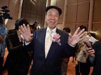 彭博亚洲首富排名摆乌龙 李嘉诚半日重登榜首