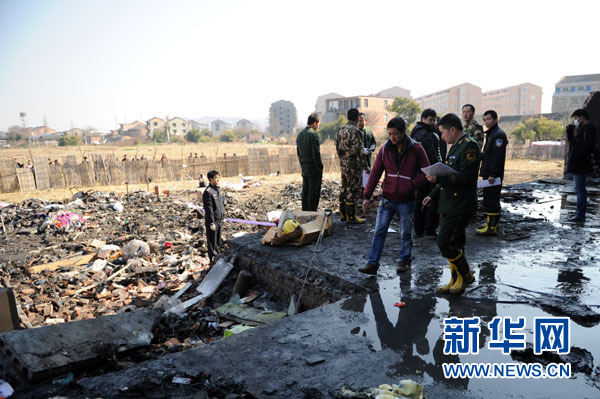 1月15日，当地警方和消防部门在火灾现场进行调查。新华社记者鞠焕宗摄