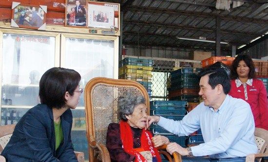 马英九三度探视一名慰安妇遗憾安倍参拜靖国神社