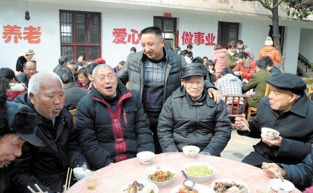 昨日，全国首个失独家庭认亲服务组织邀请长沙县10个乡镇的11个失独家庭吃团圆饭，将温馨礼物送给“父母亲”。 周柏平 
