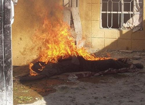 美军再曝辱尸在武装分子骷髅头前嬉笑合影(图)