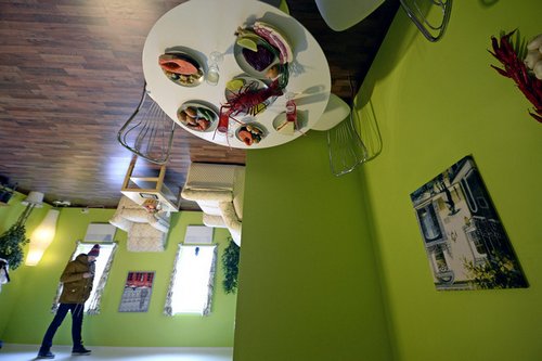 俄“颠倒屋”家具倒挂天花板游客争相参观(图)(4)