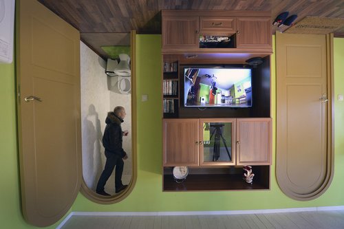 俄“颠倒屋”家具倒挂天花板游客争相参观(图)(5)