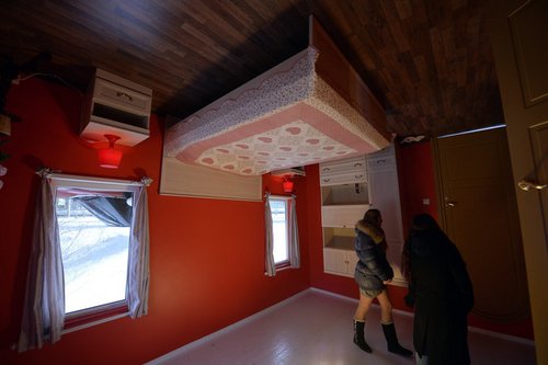 俄“颠倒屋”家具倒挂天花板游客争相参观(图)(7)