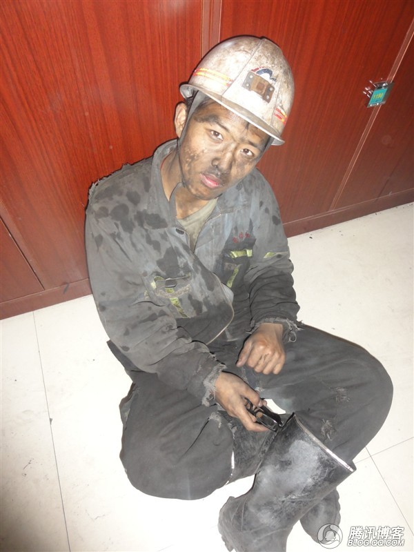 刚从井下工作完的九古