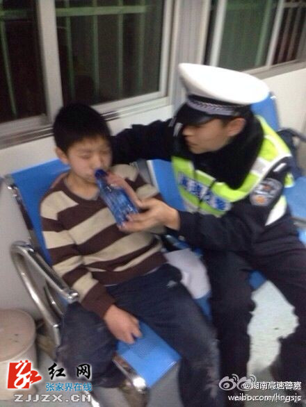 “湖南高速警察”的微博为离家男孩找到回家路