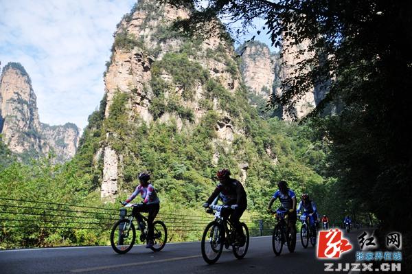 张家界武陵源户外运动火热兴起  助力旅游转型升级