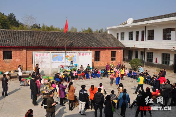 长沙19名初一学生赴韶山贫困小学送新年礼物