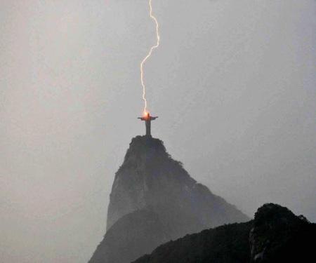 巴西耶稣像被雷电击中 雕像右手损坏