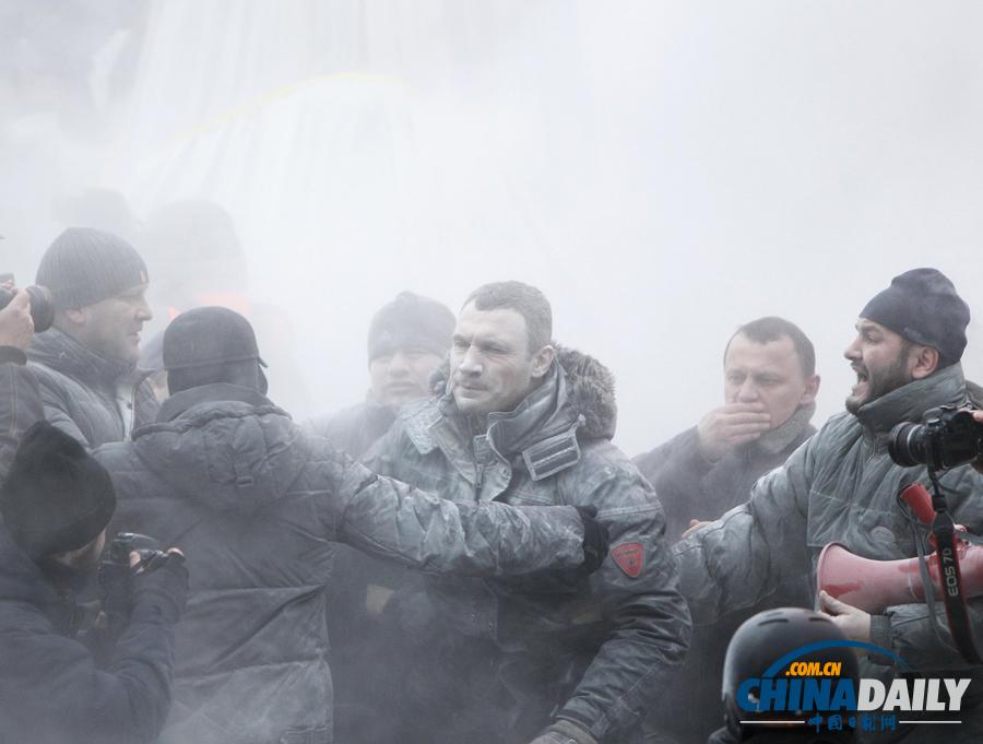 乌克兰首都发生骚乱 抗议者与警察发生激烈冲突