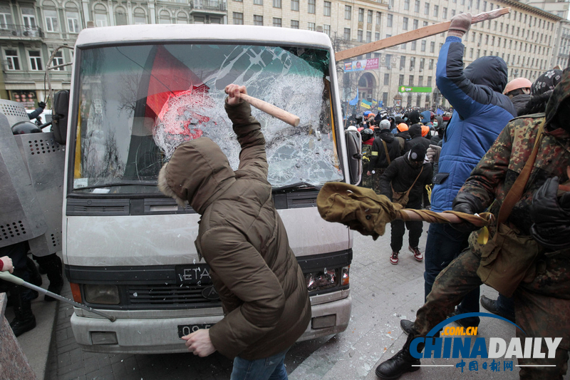 乌克兰首都发生骚乱 抗议者与警察发生激烈冲突