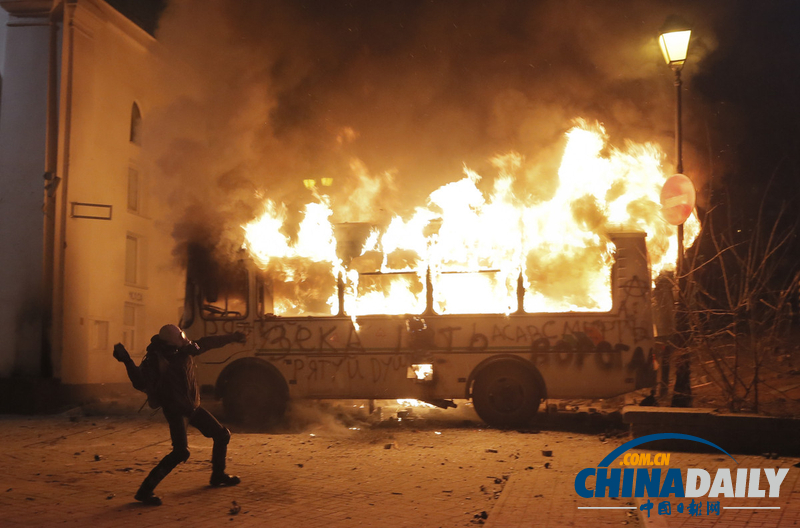 乌克兰首都发生骚乱 抗议者与警察发生激烈冲突