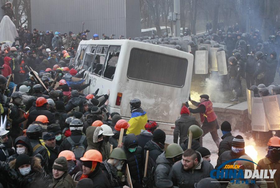 乌克兰首都发生骚乱 抗议者与警察发生激烈冲突