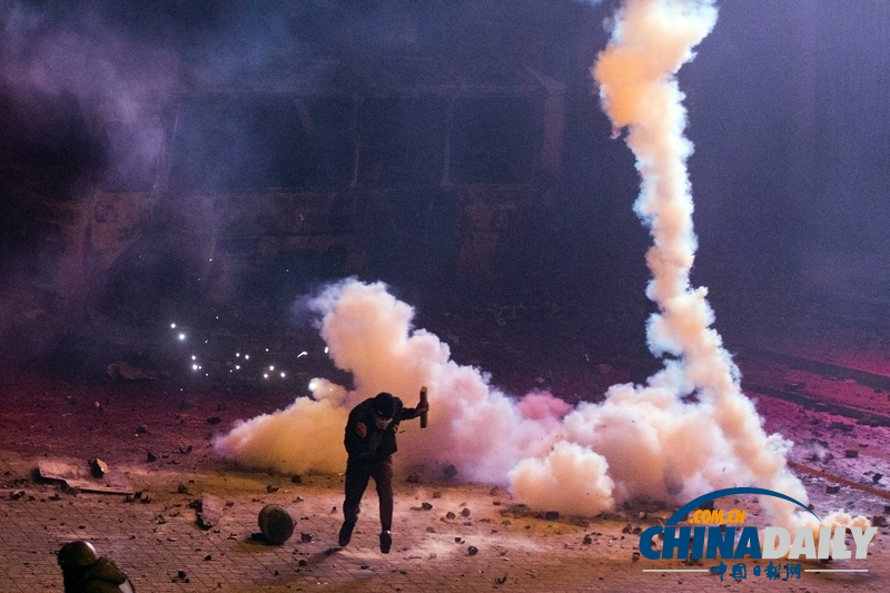 乌克兰首都发生骚乱 抗议者与警察发生激烈冲突