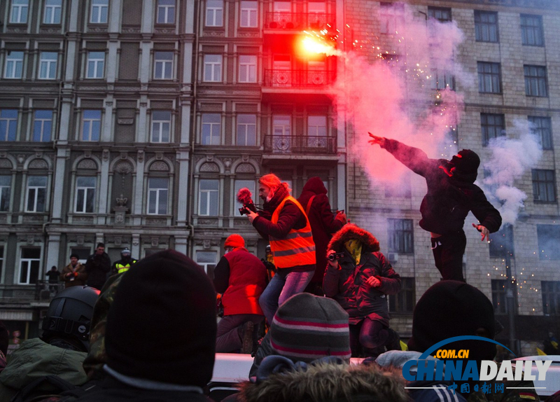 乌克兰首都发生骚乱 抗议者与警察发生激烈冲突