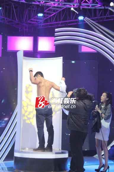 曲家瑞与男嘉宾互动