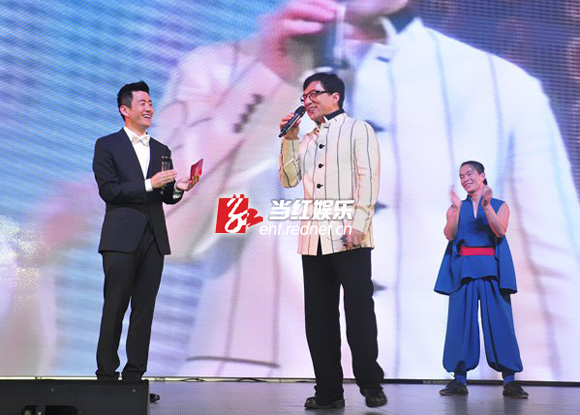 王峰与成龙大哥台上互动