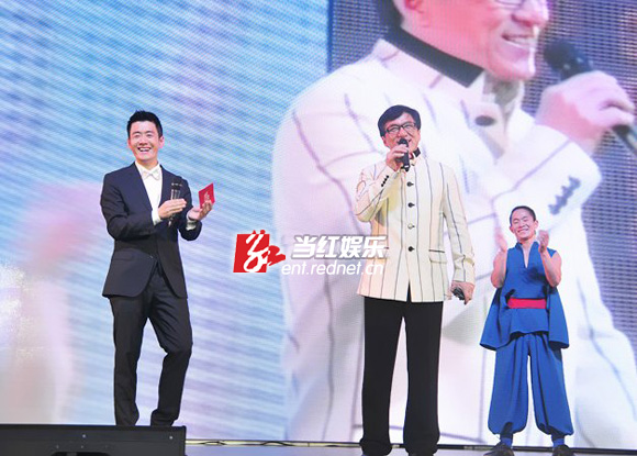 王峰与成龙大哥台上互动