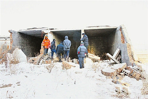 龙凤公安分局民警正在现场调查。