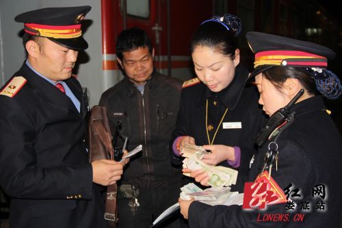 图为车站工作人员在站台上清点现金。