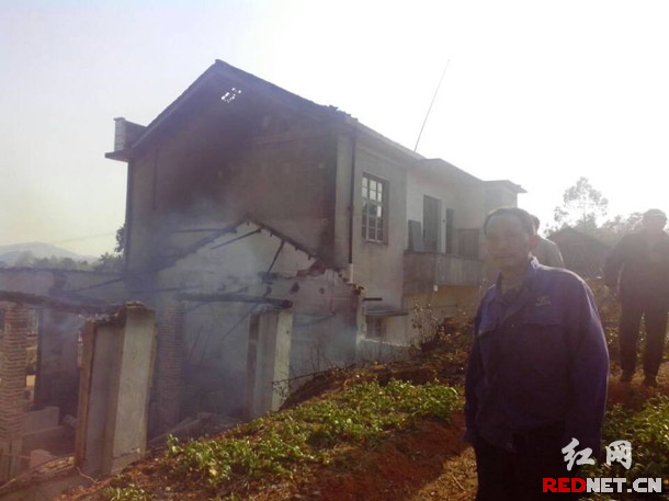 老实巴交的村民汪成明，望着烧成灰烬的几间房子，急得眼泪直流。