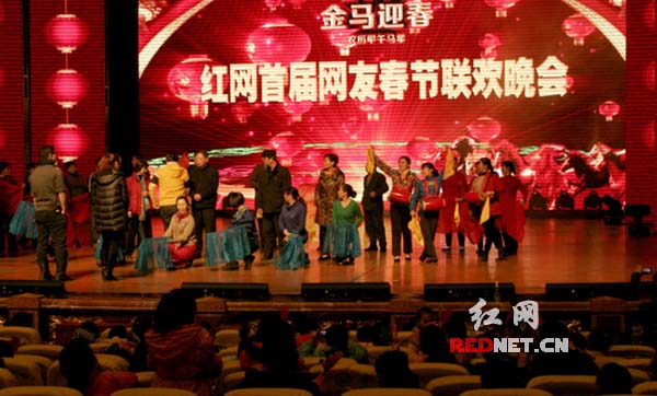 田汉大剧院演员们在彩排。