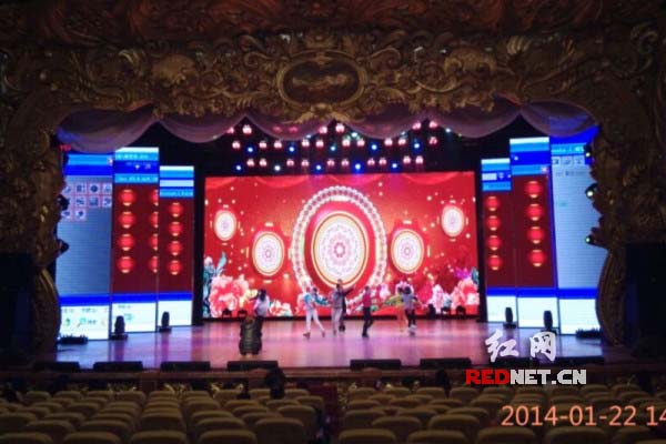 彩排现场漂亮的舞台布景。