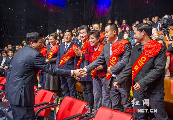 湖南省委书记、省人大常委会主任徐守盛与2013年度湖南省“十大同心人物”及提名奖获得者握手。