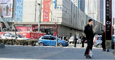 　　张先生骑着独轮车去地铁站