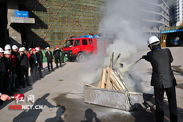 长沙开福万达项目部举行春节前消防演练