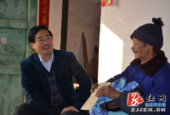 张家界市委政法委走访慰问情暖邢家巷社区