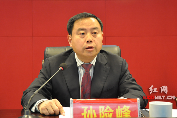 市国税局局长孙险峰总结2013年国税工作，并部署2014年工作任务。
