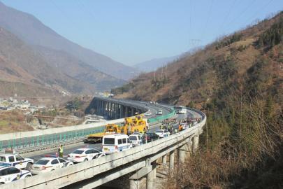 面包车侧翻后，后方一辆越野车紧急刹车，导致紧跟着的大巴追尾，并失控冲向应急车道(圈内)。