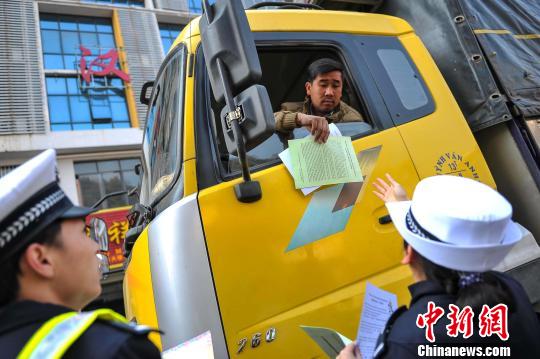 拥有相似民俗共过春节中越警方联动管控跨国春运