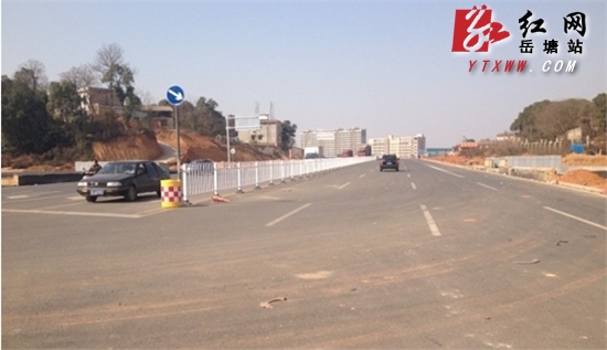 保障安全 沪昆高速竹埠港连接线安装隔离护栏