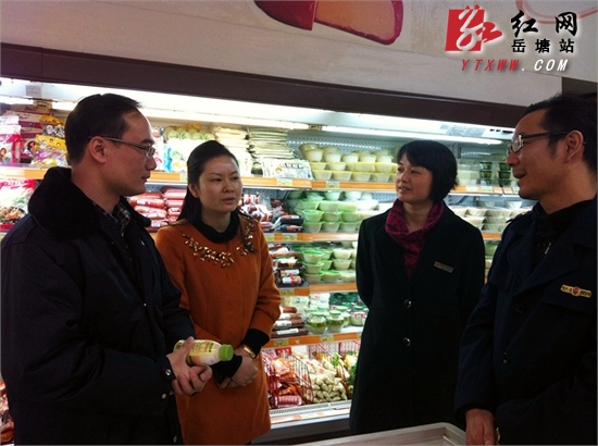 保护消费者合法权益 王玲带队开展节日市场整治