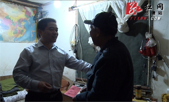 爱心不断“档” 王永红利用下班时间慰问特困党员