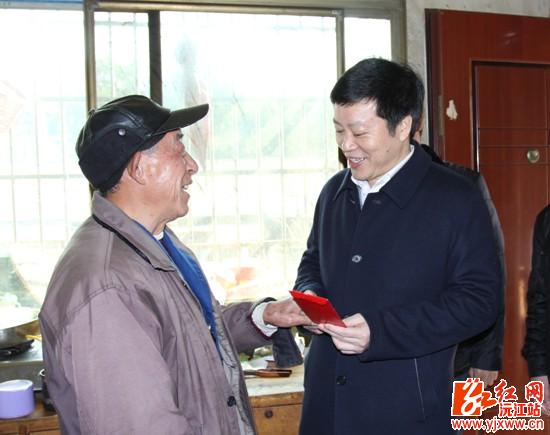 沅江市委书记邓宗祥看望慰问困难职工和劳模