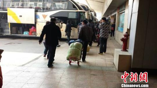 大巴一路敲诈还甩客乘客被逼包裹“拦路”获求助