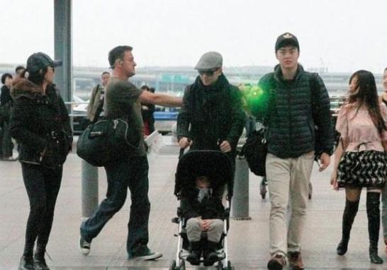 林志颖一家离沪行色疲惫 kimi撑不住婴儿车中睡
