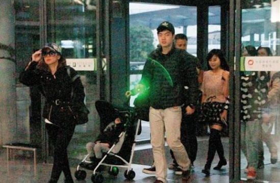 林志颖一家离沪行色疲惫 kimi撑不住婴儿车中睡