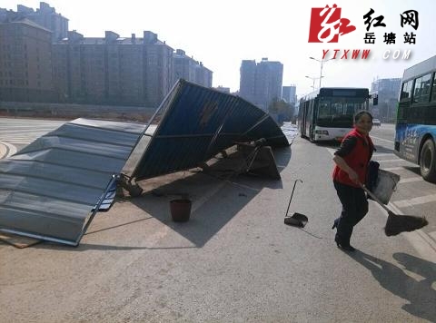 风过大  板塘大道路段围挡吓跑过路人