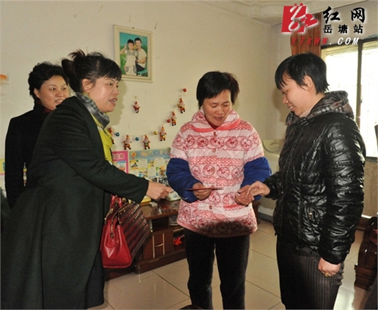 新春送暖 市、区两级妇联组织人大代表走访慰问贫困学子