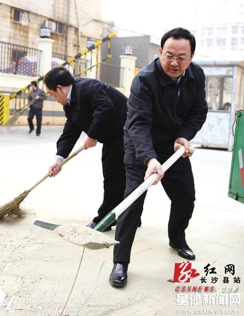 昨日,长沙县委书记,长沙经开区党工委书记杨懿文带队在开元路边大